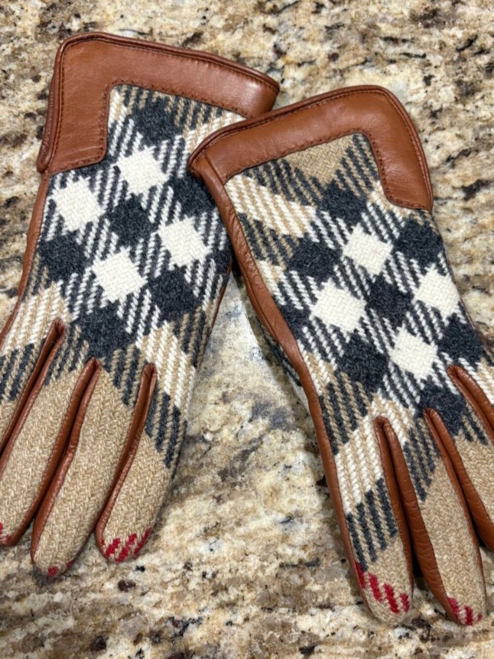BURBERRY ICONIC PLAID Pattern 100% WOOL, LEATHER, CASHMERE Womens Gloves -Lined - Picture 15 of 16